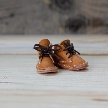 【穎川手創】迷你小鞋吊飾/馬丁鞋/鑰匙圈/DIY材料包 (裁片有打孔) PKIT SH001 手縫皮革材料包-黃棕色