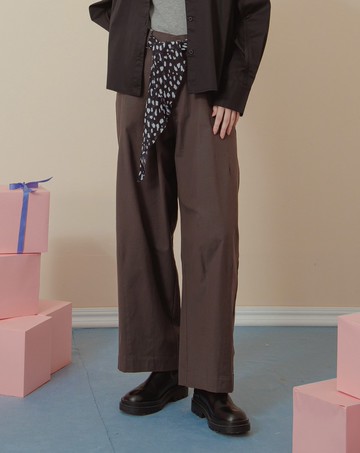 不對稱口袋顯瘦剪接廓型褲(附造型絲巾)(兩色)