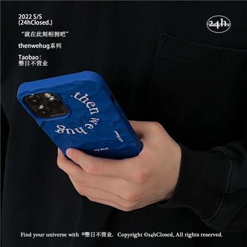 整日不營業原創「Hug」克萊因藍適用于蘋果iPhone16promax手機殼ins風15pro全包褶皺保護殼14pro防摔簡約軟殼