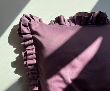 荷葉邊枕頭套 - 梅子色，100% 純棉緞織，信封式開口