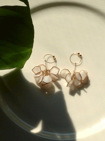 鞦韆白花 耳環 / 耳夾可 手工樹脂 可愛 夾式耳環 禮物