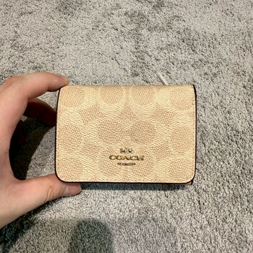 【蔻馳｜全新】現貨 COACH 短夾 二合一 卡片夾 滿版 錢包 可拆式 送禮推薦 ｜Little Bee 小蜜蜂精品