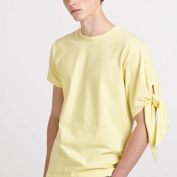 Yellow T-shirt with knotted sleeve