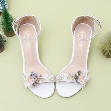 森系一字帶中空涼鞋水鉆白色皮面文藝蕾絲花朵珍珠田園少女粗跟鞋