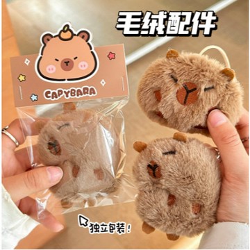 【日青】可愛水豚卡皮巴拉 包包吊飾 胸針 卡通情侶公仔掛件包包掛飾 吊飾 生日禮物 交換禮物