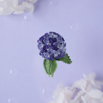 雨後綻放的藍紫色繡球花胸針　接單製作,花卉胸針,蕾絲編織