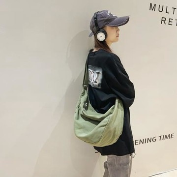 工裝包斜挎包女餃子包黑色上課大學生斜肩包休閑單肩包背包男包包