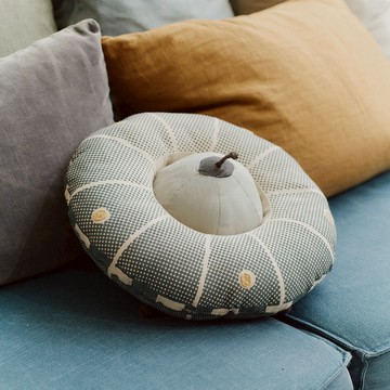 西班牙 Lorena Canals｜外星飛船抱枕