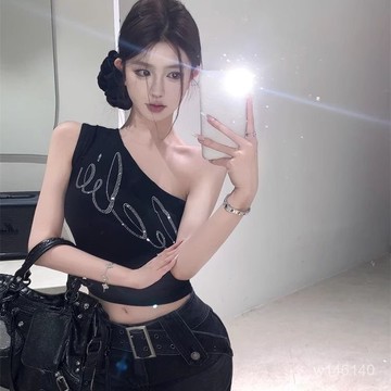 免運✨桃園出貨 複古字母燙鑽 性感斜肩小背心女 夏季修身黑色辣妹 短款無袖上衣外穿上衣女 短袖上衣 斜肩上衣