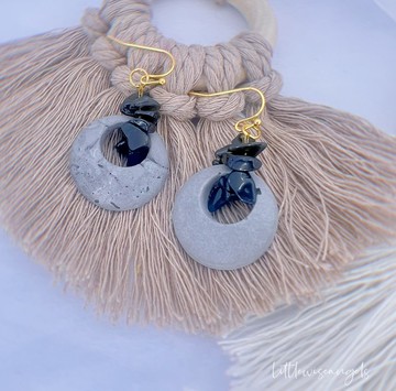 極簡設計 灰色混凝土風格搭配黑曜石碎石垂墜耳環