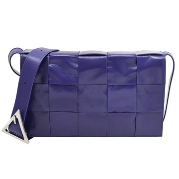 BOTTEGA VENETA 667298 Cassette 亮面大編織斜背包.深紫