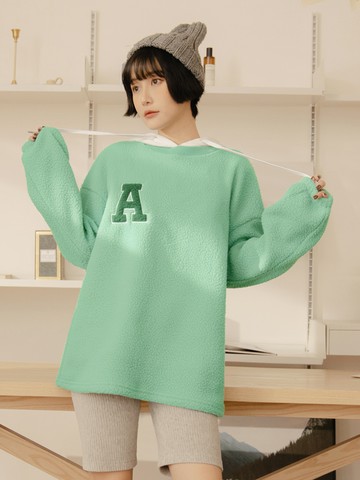 羊羔絨毛字母刺繡寬鬆大學TEE