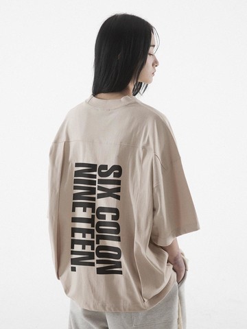 BOLD SCN BACK SLIT SHORT SLEEVE T-SHIRT [SAND]