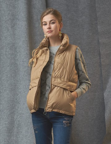 ★【喜芝梅】半隱雙口袋高領無袖羽絨棉背心(卡其色；M-2L) 223500561