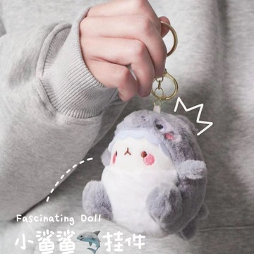 7628 用戶珍藏好物💎可愛小鯊魚書包掛件創意玩偶公仔車扣情侶包包毛絨掛件禮物OBS6