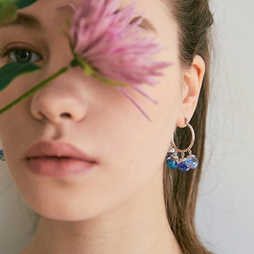 Dingle - 懸垂雪球耳環