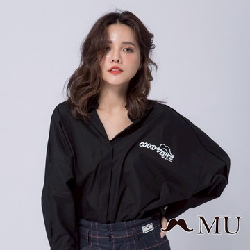 【MU Outlet】背後特殊剪裁鬍子印花襯衫(2色)