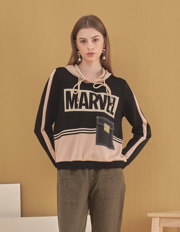 ★【喜芝梅】運動休閒口袋造型字母印花連帽上衣(黑色；M-2L) 224600919