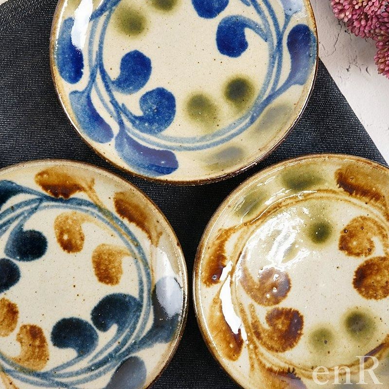 民芸器　取り皿　魚柄がオシャレ　べにや民芸店　青山　未使用に近い美品　格安です。 民芸器 取り皿 魚柄がオシャレ べにや民芸店 青山 未使用に近い