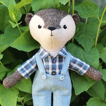 米色水獺男孩，手工布藝毛絨娃娃，羊毛填充水獺玩具，帶連身裙