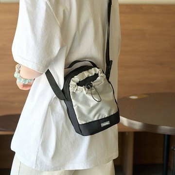 特賣🎀小衆設計感尼龍抽繩斜挎包新款戶外運動休閒單肩包時尚百搭水桶包 學生上課斜挎包 大容量防水單間郵差包 相機通懃側背包