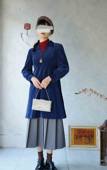 尋寶古著-寶藍色點點水玉絨面翻領復古高腰澎袖洋裝