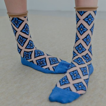 T084 Blue Deco 藍黑對稱幾何花卉透膚有機棉襪