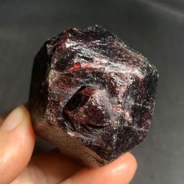 大號棱面完整天然石榴石原石礦標手把件玫紅DIY把玩酒紅實物雙生