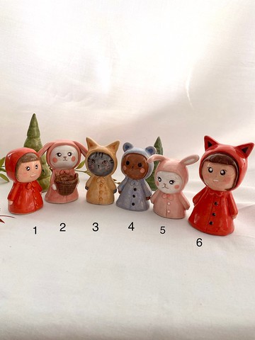 可愛的手工陶瓷娃娃。