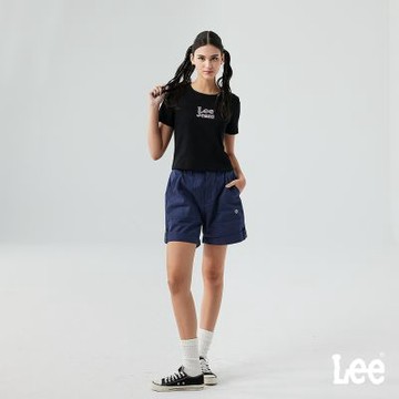 Lee 女款 季節性版型 工裝風休閒短褲 褲管反摺 二色