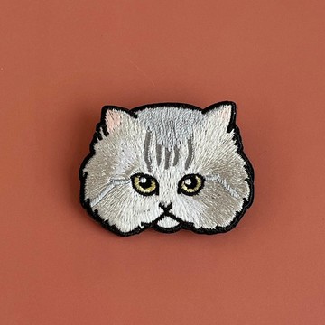 宛如絨毛玩偶般的幼貓「Tsumire」刺繡胸針