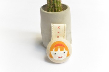 手繪布包釦集線器 - 微笑女孩