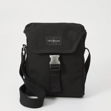 Calvin Klein 翻蓋記者包 斜背包 聚酯纖維材質 側/肩背包 單肩包 C67401 黑色CK(現貨)▶指定Outlet商品5折起☆現貨【送禮首選★APP下單點數4倍送】
