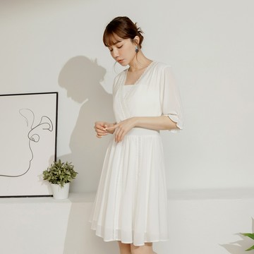 OB嚴選 細膩蕾絲拼接深V領五分袖洋裝 《DA10376》