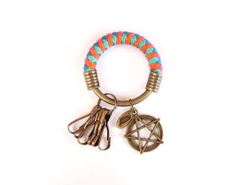 【UNA-優娜手作】鑰匙圈(小)5.3CM 桃紅＋橘色＋湖水綠＋亮藍+五回交錯的誕生 手工 編織 腊繩 鐵環 客製化