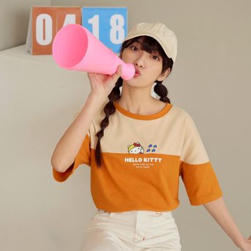 OB嚴選中大尺碼-KITTY 運動會．配色拼接游泳印花短TEE《IK0033》