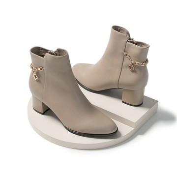 芯太軟 質感金屬鏈帶粗跟短靴 奶灰 (8L2950)