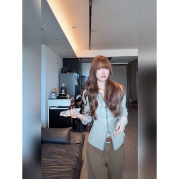 【Nico】原版優質面料 純欲設計感撞色格紋扭結長袖女秋季減齡修身上衣