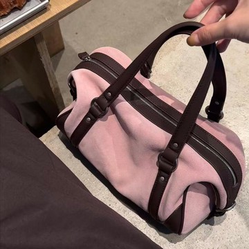 包包女「咖啡探店出街包|粉棕麂皮波士頓包+溫柔復古風」斜背包 包包 側背包 托特包 通勤包 斜挎包女生包包 肩包