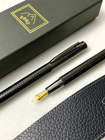 3952老山羊-鵝鑾鼻 亮面碳纖維 鍍金鋼尖鋼筆
