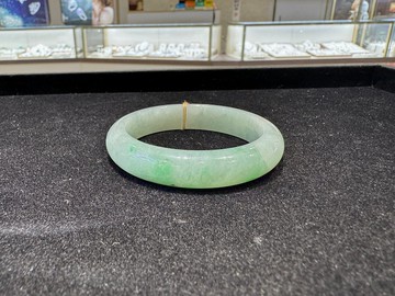 正圈圓飄綠扁鐲 天然緬甸A貨冰糯種 【美麗華專櫃】