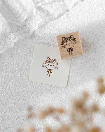 戴著櫻花花冠的貓 印章  春天 2×2cm 小巧點綴