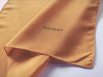 古董 Yves Saint Laurent 橘色絲巾，22x23 英吋，手工捲邊，100%