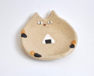 这是一个带有猫脸的小盘子