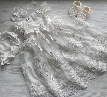 女嬰的象牙色服裝：連衣裙、頭帶、內褲和鞋子。洗禮裝。