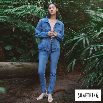 SOMETHING 女裝 小花四面彈力窄管丹寧直筒蜜桃褲-漂淺藍