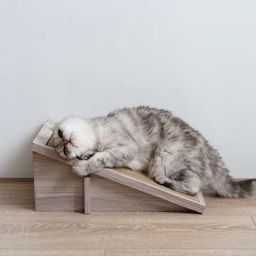 【安閣家】頑強 斜坡貓抓板(燕麥色) 贈送純天然木天蓼