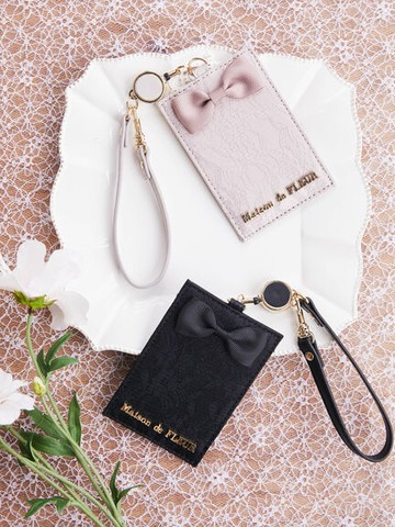 簡約緹花壓紋緞帶伸縮皮革證件套(8A41FTJ0900) - Maison de FLEUR