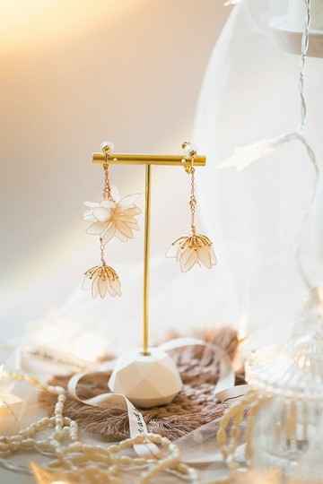 White 就愛 花球垂墜式水晶花樹脂 不對稱樹脂耳環