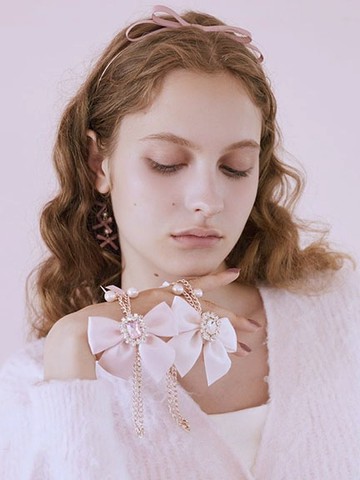 淡粉蝴蝶結緞帶寶石鍊條吊飾(08000916700) - Maison de FLEUR